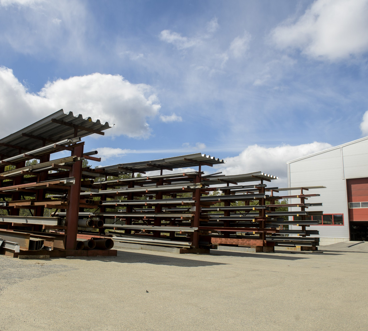 Hos TI Industrier har vi stort volum av lagerført stål, med over 300 tonn stål i ulik kvalitet og form.